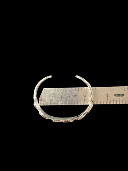 Curved Raindrop Design Bracelet