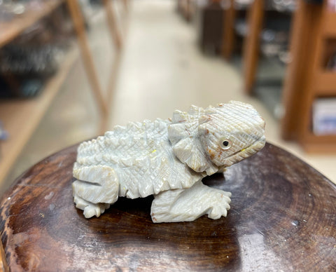 Horned lizard fetish carving
